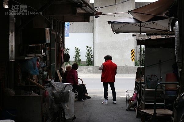 大陳社區小巷裡，街坊鄰居閒話家常交流情感(新北市都更處提供)