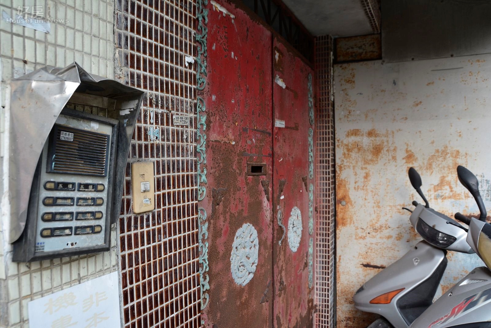 台肥所管理的東明國宅屋齡超過30年，鐵門與對講機都已老舊。（好房網News記者 陳韋帆／攝影）