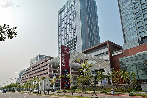 南港車站為三鐵共構的交通中心,同時也建構了city link購物中心。(好房網News記者 陳韋帆/攝影)