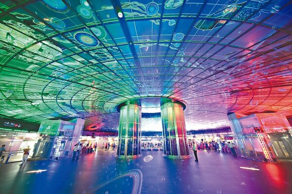 列名全球最美麗車站之一的高捷光之穹頂2.0版，將原本靜態呈現的光之穹頂，加上定時光炫幻影秀，搭配柔美浪漫的音樂，讓民眾感受聲、光的藝術魅力。 記者劉學聖／攝影