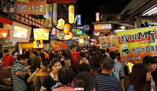 逢甲商圈是台中知名觀光景點,人潮不斷連帶店租也上漲。(截圖自維基百科 Rybloo 創用CC分享照)