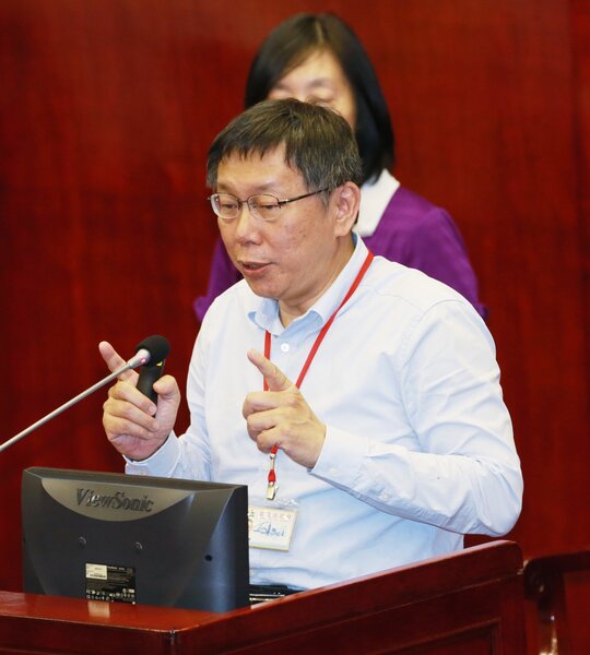 台北市長柯文哲昨天前往北市議會報告明年總預算案。 記者黃義書／攝影