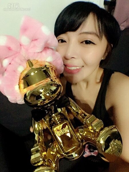  8.趙芸秀出她最近敗家戰利品-BBF小熊香水，雖為限量款但目前金色與銀色款都分別入手一組。
