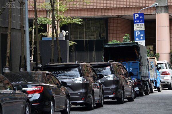 台北地狹人稠車流量大，導致大街小巷停車位一位難求。（好房網News記者 陳韋帆／攝影）