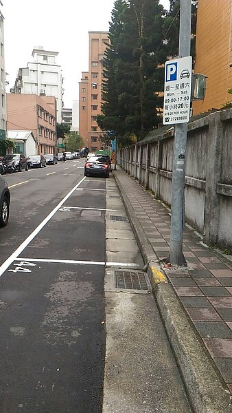 巷弄間停車格開始收費後，世新大學附近原先停滿滿的車位，現在空出許多。（民眾提供）