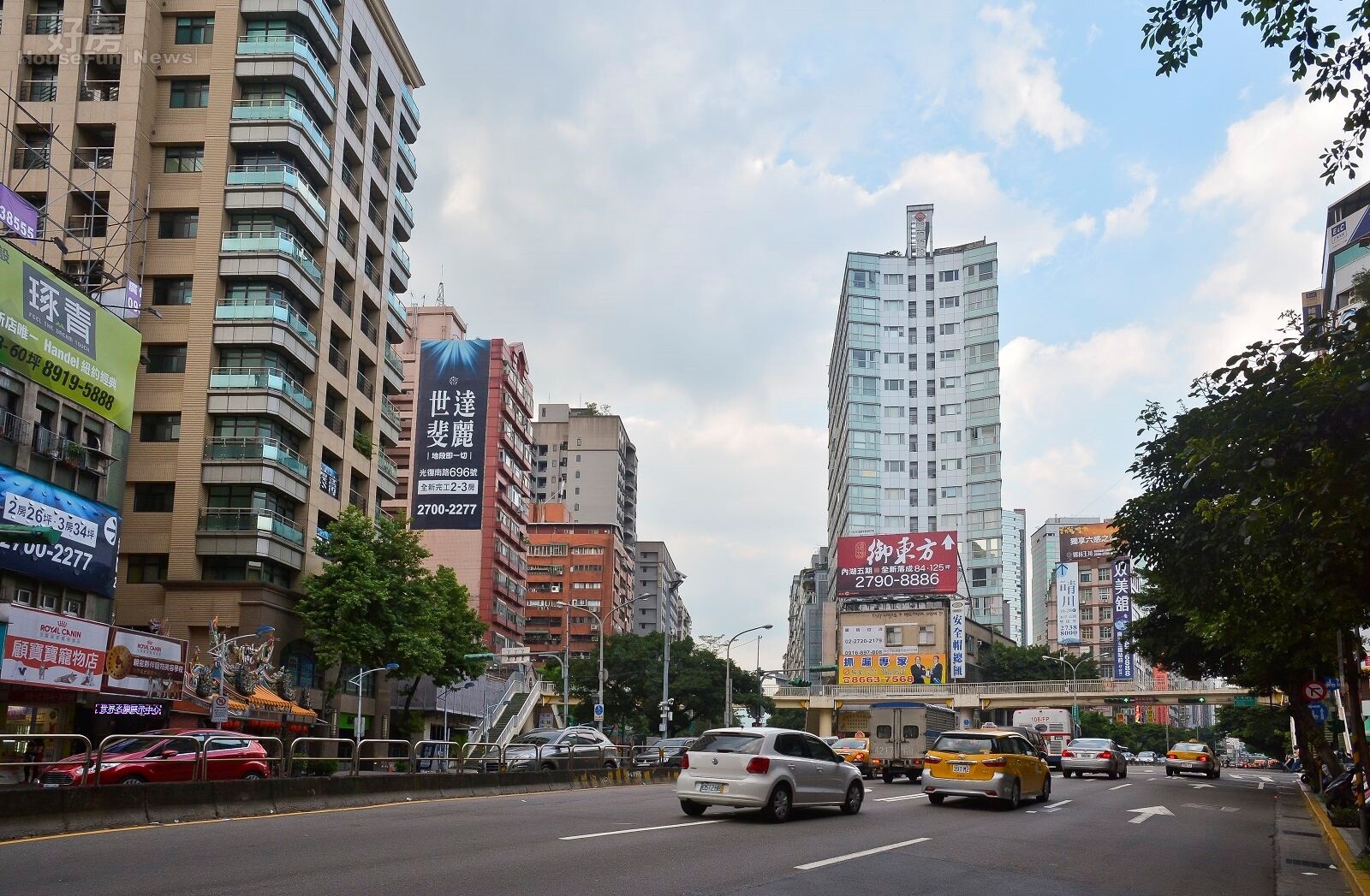 建案廣告 房市情境 街景。（好房網News記者 陳韋帆／攝影）