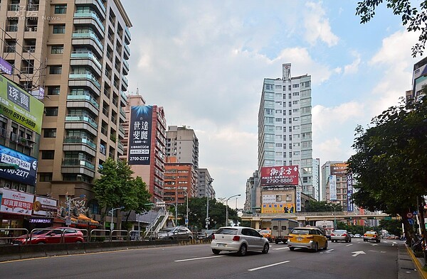 建案廣告 房市情境 街景。（好房網News記者 陳韋帆／攝影）