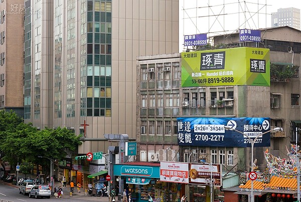 建案廣告 房市情境 街景。(好房網News記者 陳韋帆/攝影)
