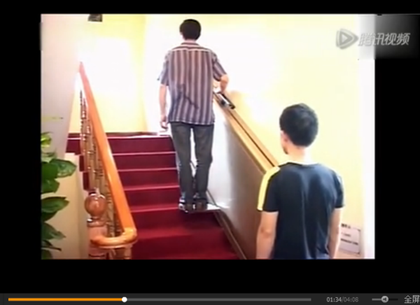 中國業者研發「接力式樓道電梯」，僅10公分就可改善銀髮族上下樓梯的困擾。（翻攝自騰訊視頻）
