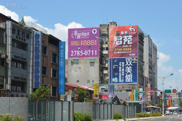 松山車站附近的建案廣告看板。（好房網News記者 陳韋帆／攝影）
