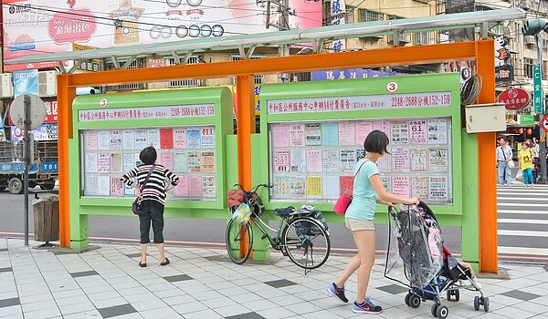 租屋看板與廣告。（好房網News記者 陳韋帆／攝影）