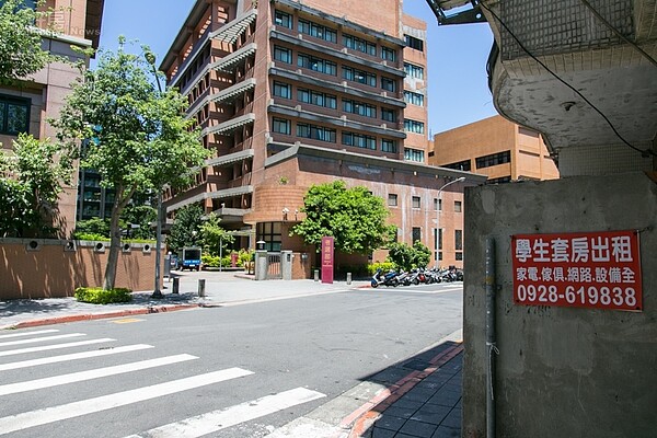 世新大學外租屋廣告。(好房網記者張聖奕/攝影)
