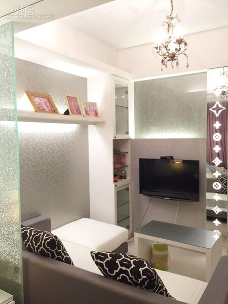 

5.小套房中廖芷晴對天花板掛有典雅水晶燈的小客廳沙發區最為滿意。