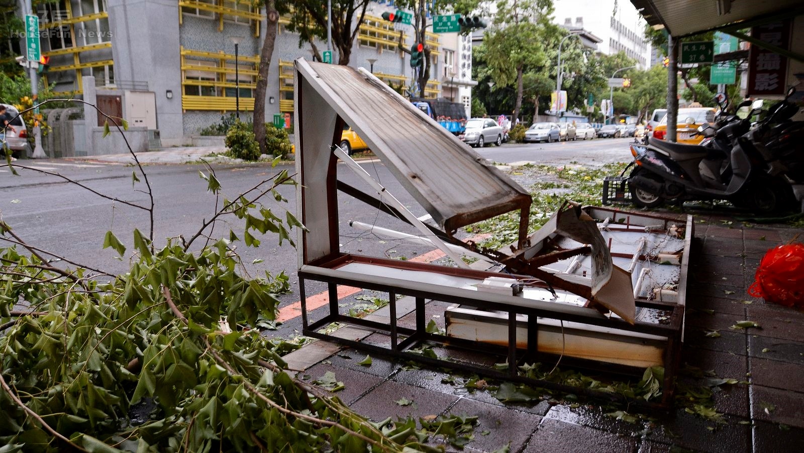 許多商家的招牌被颱風吹落。（好房網News記者 陳韋帆／攝影）