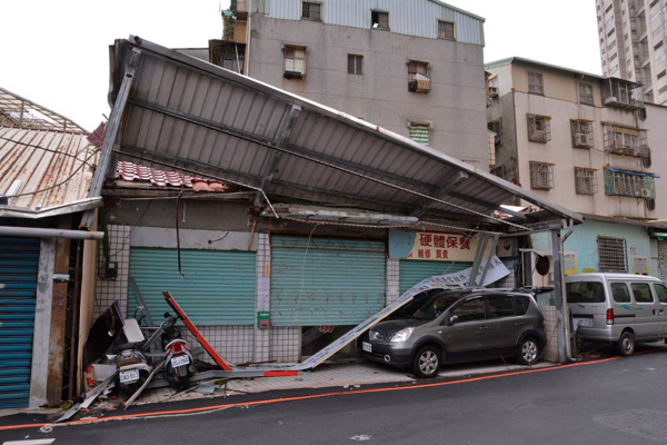 蘇迪勒颱風帶來強力的風速，不少民宅的屋頂都被掀起。（好房網News記者陳韋帆／攝影）