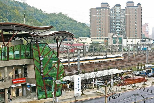 台鐵南樹林站日前啟用，讓考量交通便利性的首購族多了一項選擇。 (記者王騰毅／攝影)