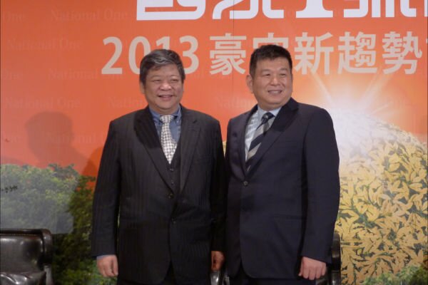 興富發董事長鄭欽天(右)指出今年將加薪10%，並擴大徵才。(圖／蔡佩蓉)