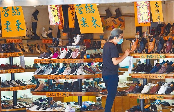 全國三級警戒,7/13日起針對不同產業提供適度鬆綁措施,包含文藝、運動場館、旅遊場域都有條件鬆綁,15日西門町「微解封」後,還是空空蕩蕩、人潮不多,一間賣鞋店家掛著結束營業牌子。(陳俊吉攝)