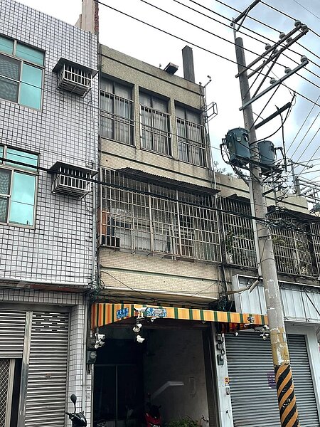 透天民宅安裝不少監視器。圖/取自爆廢公社二館