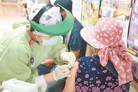 公費疫苗預約平台第3輪意願登記,澎湖縣已超過6580人登記施打AZ疫苗。(陳可文攝)