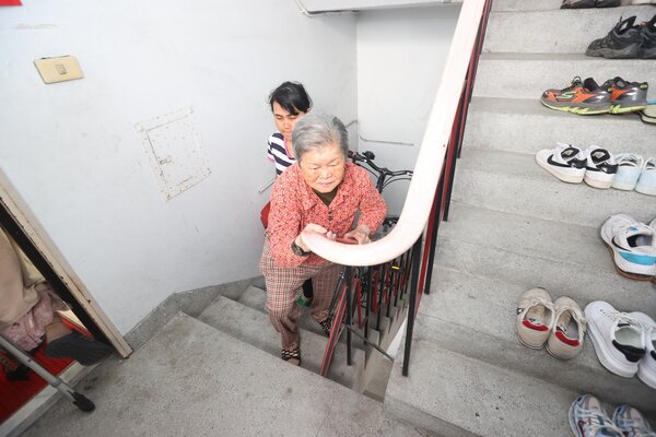 老舊公寓因沒有電梯，行動不動的老人家要回診僅能慢慢扶著樓梯上下樓。記者陳正興／攝影 