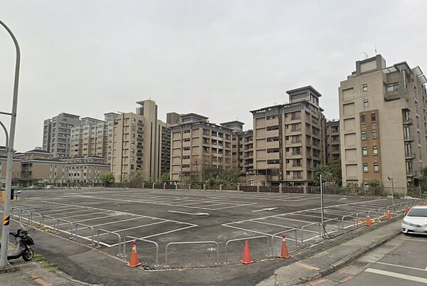 有民眾日前深夜在北市南港區一處私人停車場瘋狂甩尾，嚴重妨礙住戶安寧。圖／擷取自Google Maps
