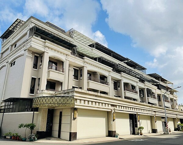 原本越蓋越少的高雄透天宅,疫情後逆轉,今年上半年,透天住宅開工總戶數遠高於去年。圖/台灣房屋提供