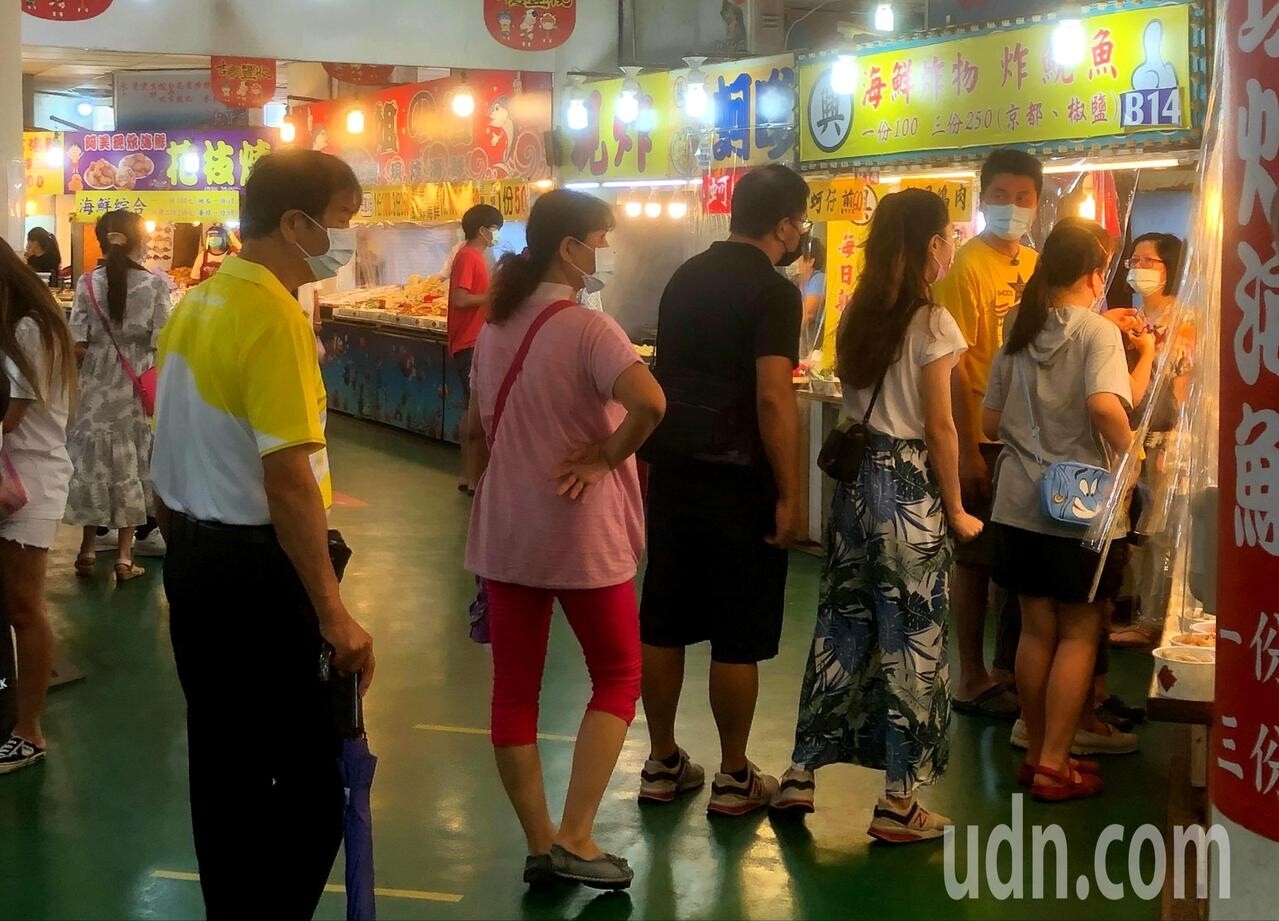 永安漁港觀光漁市雖然不能內用餐飲，但是遊客消費還是很捧場。記者鄭國樑／攝影