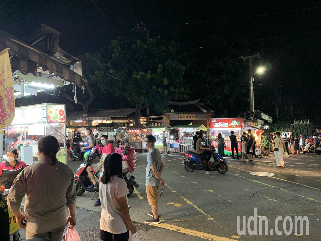 竹東中央市場夜市周末夜晚出現採買人潮，現場工作人員不斷呼籲排隊點餐保持距離。記者巫鴻瑋／攝影