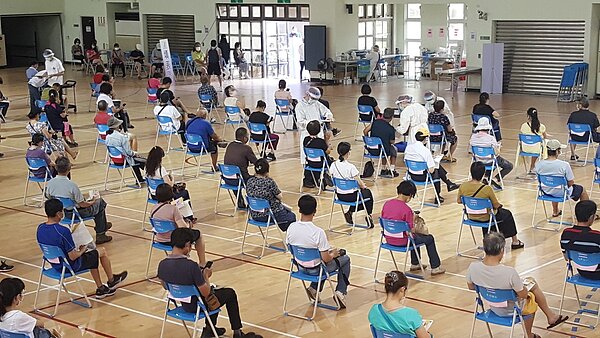 苗栗縣16日起展開第二輪疫苗平台登記施打,首日完成4823人接種,報到率高達98%。記者胡蓬生/攝影