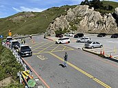 微解封合歡山未爆遊客人潮　武嶺亭警察比遊客多