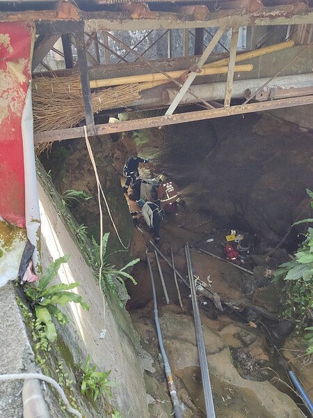 新北市三峽區溪東路17日下午發生工安意外,61歲的劉姓男子與兩位兒子原本在進行水管工程,不料在用打石機鑿穿床壁時,造成土石崩塌。圖/新北市消防局提供