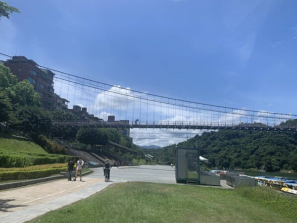 新北景區人數原容留量5至18%,停車場3成滿。圖/新北市府提供