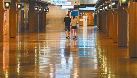 台北車站地下街K、Z區接連爆發疫情,新北市長侯友宜稱新北受波及。(本報資料照片)