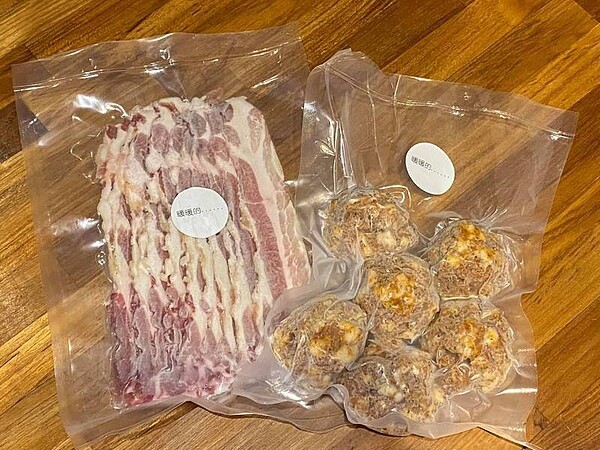 基隆市暖暖區「暖暖的」餐廳業者林聖皓設計料理包，供消費者預約取貨，圖為煙燻培根、香腸肉球。圖／取自「暖暖的」臉書
