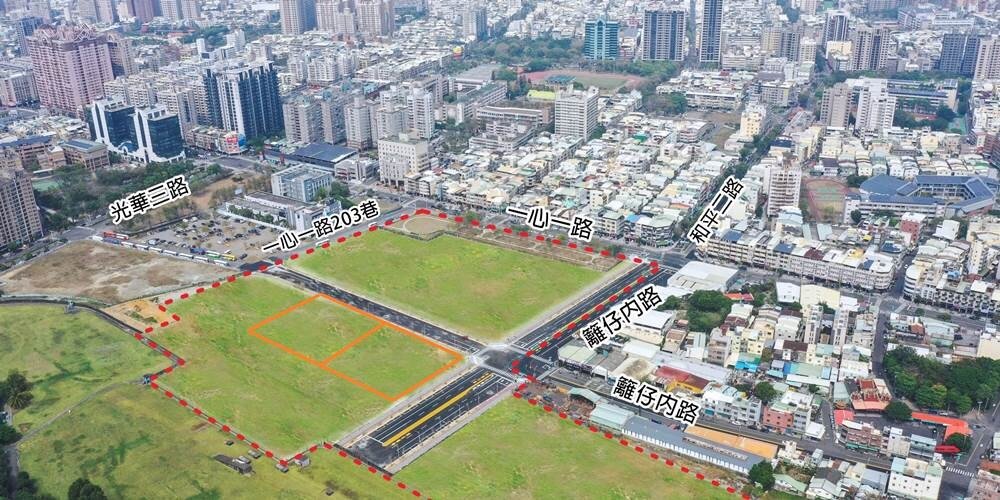 高雄亞灣特區內的高軟二期、特貿三、以及中石化等精華土地，8月陸續進場招商、標售，同屬亞灣區內的中石化、台肥、台塑等傳統產業大地主，未來資產身價也將隨著區域發展而扶搖直上。橘色圈選區為中石化標售的兩土地。圖／中時電子報資料照片