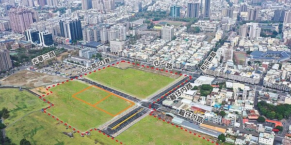 高雄亞灣特區內的高軟二期、特貿三、以及中石化等精華土地,8月陸續進場招商、標售,同屬亞灣區內的中石化、台肥、台塑等傳統產業大地主,未來資產身價也將隨著區域發展而扶搖直上。橘色圈選區為中石化標售的兩土地。圖/中時電子報資料照片