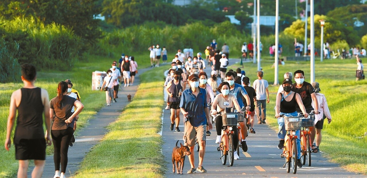 疫情趨緩，微解封的周日到河濱公園踏青、運動的民眾明顯增多。記者侯永全／攝影 