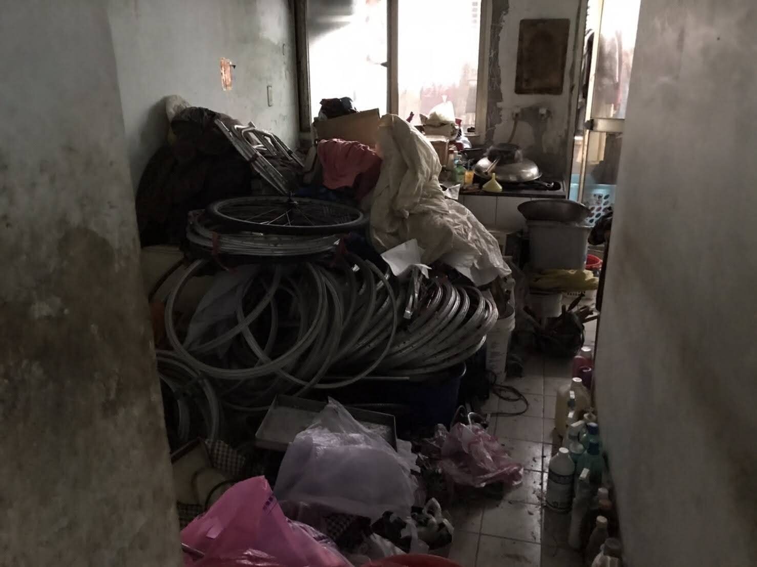 板橋區社後里幫助獨居老人打掃家園。圖/莊晉貴里長提供