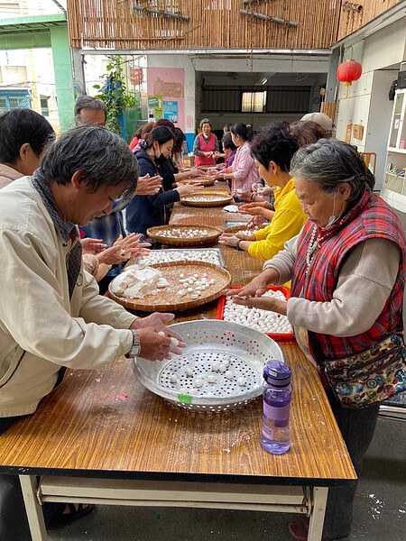 板橋區社後里里民搓湯圓。圖/莊晉貴里長提供