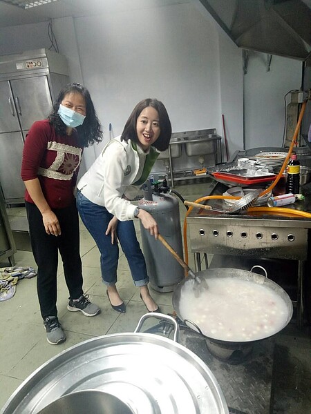 板橋區社後里里民煮湯圓。圖/莊晉貴里長提供