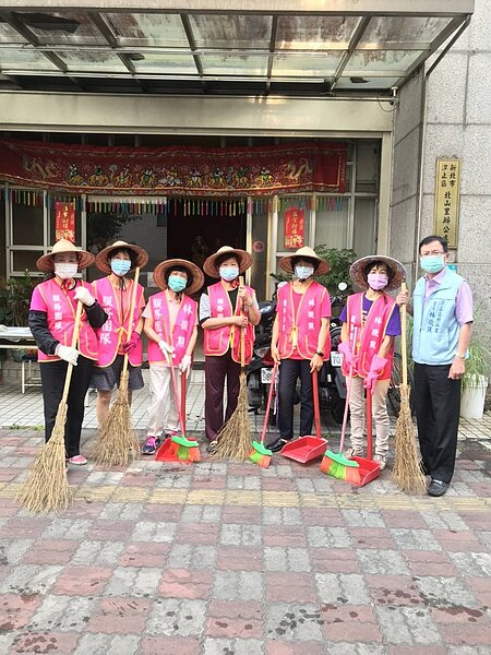 徵熊里長在擔任里長前已是里內的里長伯代表，里民有大小事都會來找他。圖林徵熊提供