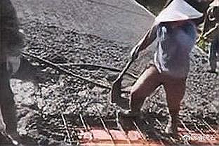 圖為房子崩塌前,工人正在施工的畫面。(視頻截圖)