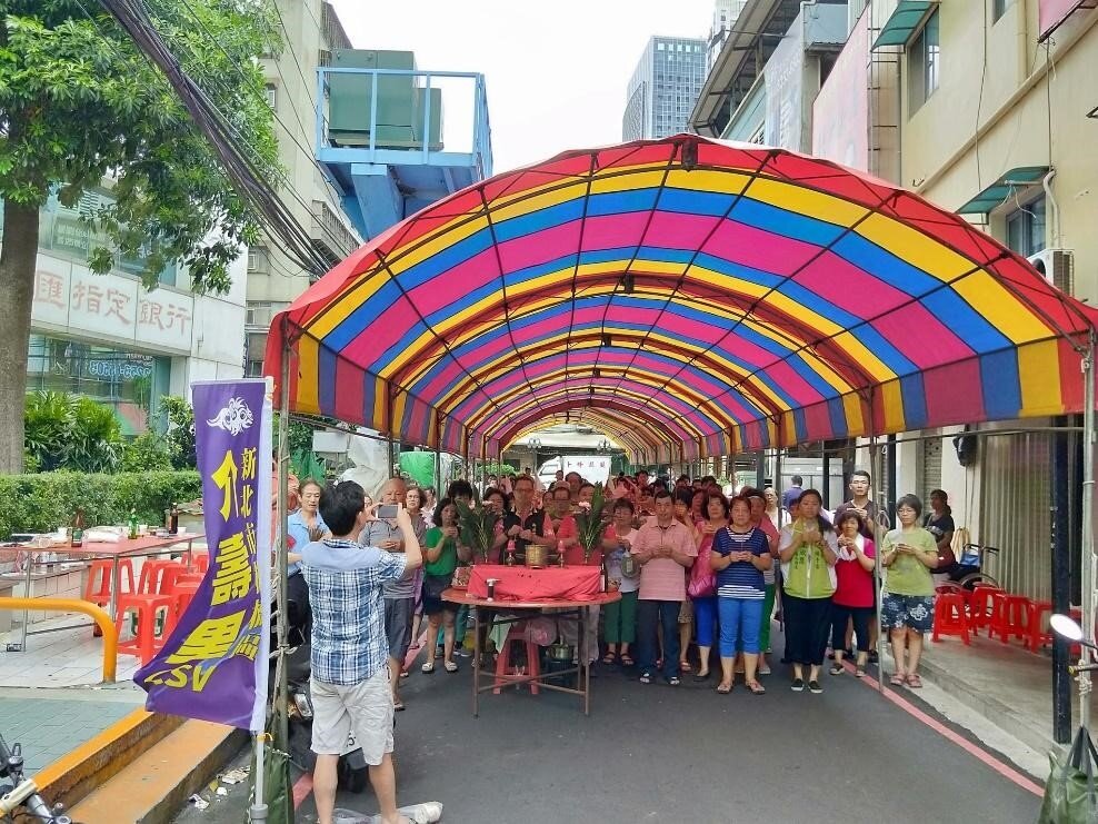板橋區介壽里中元普渡。圖／截自臉書「李昆晏」