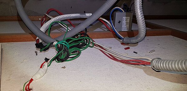 管線凌亂纏繞、或沒有安全材質包覆，須請建商改善完畢／鴻宇健康驗屋提供