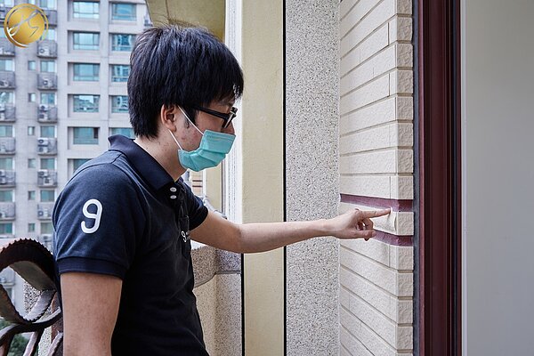 檢查外牆填縫有無確實，以免造成內牆滲水及壁癌／鴻宇健康驗屋提供