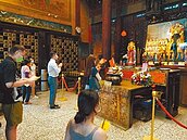 北港武德宮微解封　各地信眾拜財神