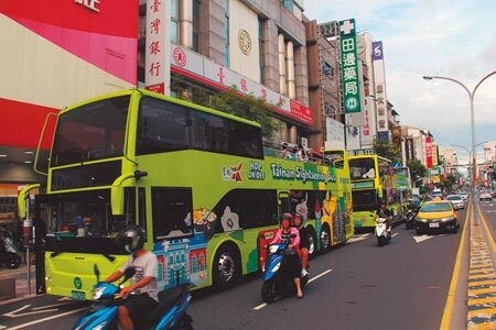 台南市雙層觀光巴士使用率低迷，營運日的平均搭乘人次不到百人，對舊城區觀光車潮紓解，幾乎沒有發揮應有的功能。圖／中時報系資料照