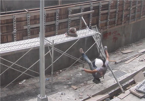 沒護欄害工人墜落致死,北市勞檢處勒令停工。圖/台北市勞動局提供