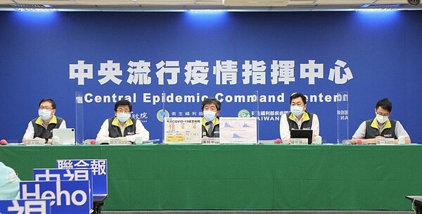 中央流行疫情指揮中心發言人莊人祥、疫情監測組組長周志浩、指揮官陳時中、副指揮官陳宗彥、醫療應變組副組長羅一鈞。圖/指揮中心提供